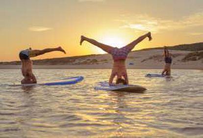 Yoga on surf boards in Tarifa (Cádiz).