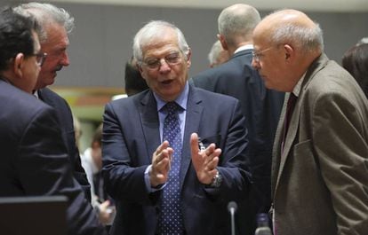 Foreign Minister Josep Borrell (c) in Brussels on Monday.