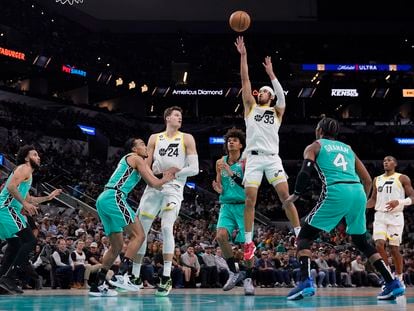 Utah Jazz guard Johnny Juzang (33) shoots against the San Antonio Spurs during the second half of an NBA basketball game in San Antonio, March 29, 2023.