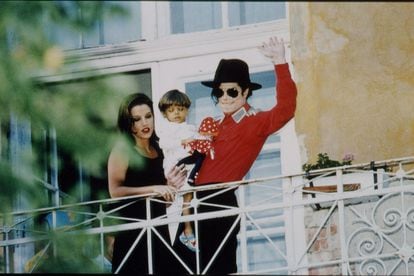 Michael Jackson and Lisa Marie Presley on a visit to Budapest.