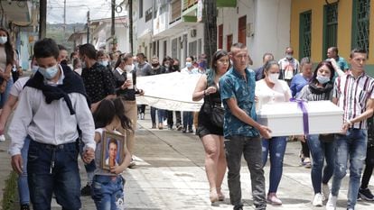 Relatives of Francisco Javier Buitrago Quiceno taking the coffin down the streets of Samaná (Caldas).