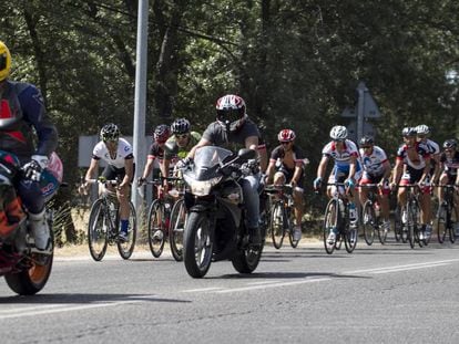 Cyclists on the M-608 road in Madrid.