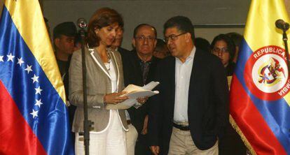 Colombian Foreign ​Minister​ Holgu&iacute;n​ ​and her Venezuelan counterpart.
