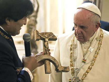 Video: Morales gives the pope a crucifix shaped like a hammer and sickle.