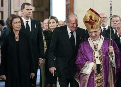From l-r: Queen Sofía, Prince Felipe, Princess Letizia, King Juan Carlos and Archbishop Antonio María Rouco Varela at Monday's funeral for Adolfo Suárez.