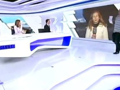 Carlos Díez Fernández walks onto the set of TVE's evening news
