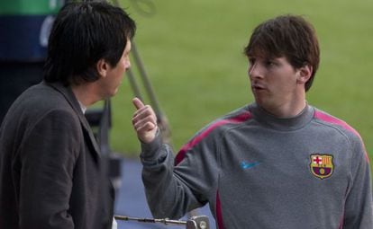 Leo Messi (right) with his father, Jorge Horacio Messi, at a Barcelona training session.