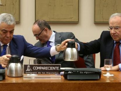 The governor of the Bank of Spain Luis Linde (center) addressing the congressional budget committee on October 4