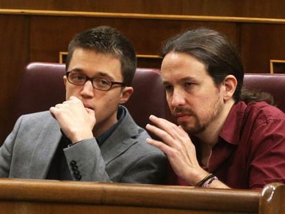 Pablo Iglesias (right) and Íñigo Errejón during last week’s investiture session in Congress.