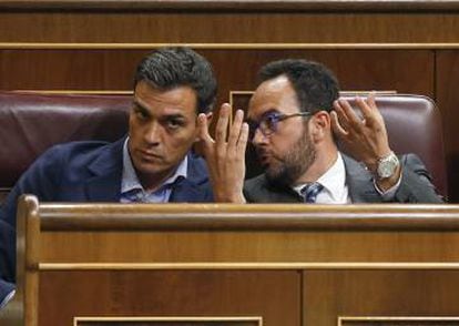 PSOE leader Pedro Sánchez (l) is under pressure from all sides.
