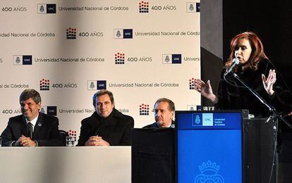 President Cristina Fern&aacute;ndez (r) during the act at C&oacute;rdoba University (Argentina). 