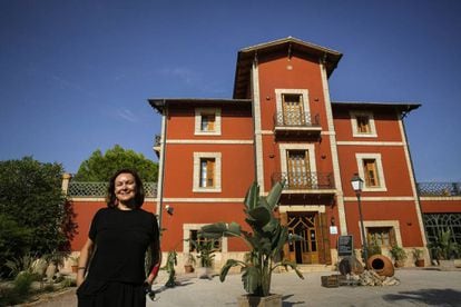 Spanish writer Clara Sánchez in front of the former residence of a Nazi leader. 