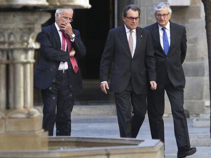Catalan premier Artur Mas (center) flanked by Attorney General Torres-Dulce (right) and the head of the Catalan Attorney's Office, José Maria Romero de Tejada.