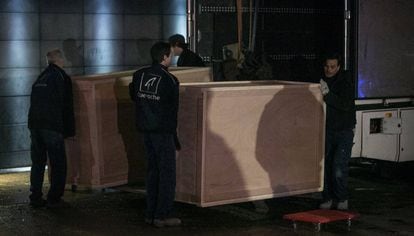 Boxes arrive at the Lleida Museum to transport the works.