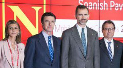 King Felipe VI (c) with Industry Minister José Manuel Soria (l) and Catalan premier Artur Mas (r) at the inauguration of the WMC.