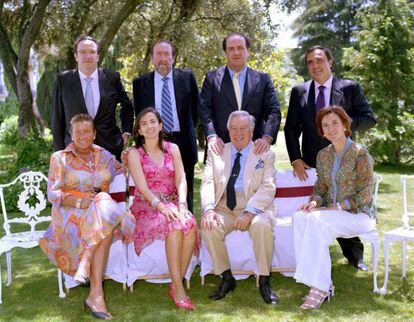 David &Aacute;lvarez (seated, second from right) with his seven children in their last full family photo taken in 2005.