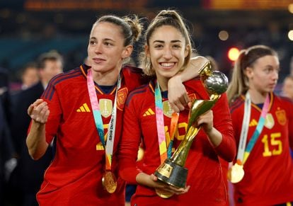 Spain's Olga Carmona and Ona Batlle celebrate with the trophy after winning the World Cup.