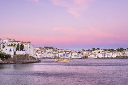 This small town is one of the most touristy on the Costa Brava. Its white houses sit opposite its small bays, the seaside promenade reaches to the Cala Nans lighthouse, and its narrow and steep alleyways are one of its trademarks. More information: visitcadaques.org