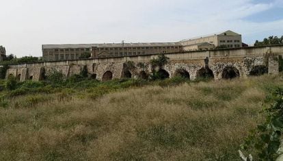 A stretch of the Roman aqueduct has survived in Manises, in the Valencia region.