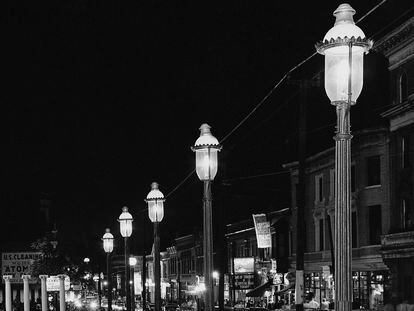 Gas street lamps illuminate the St. Louis district of Missouri in 1962.