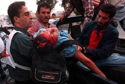 On October 16, 2000, Moayad Jawaresh (14) was shot dead next to the Aida refugee camp (Bethlehem) where he lived. On the right, Yaser Abdelgafar.