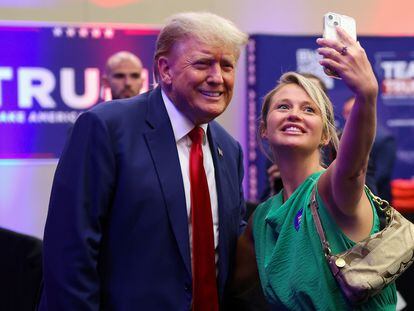 Former U.S. President and Republican presidential candidate Donald Trump takes a picture with an attendee at the Republican Party of Iowa's Lincoln Day Dinner in Des Moines, Iowa, U.S., July 28, 2023.