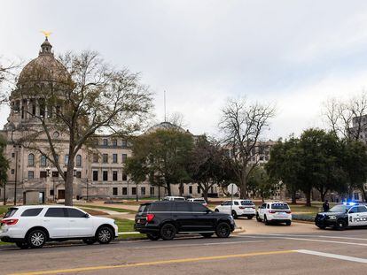 Law enforcement vehicles are deployed at the Mississippi State Capitol after a bomb threat was received in Jackson, Mississippi, January 3, 2024.