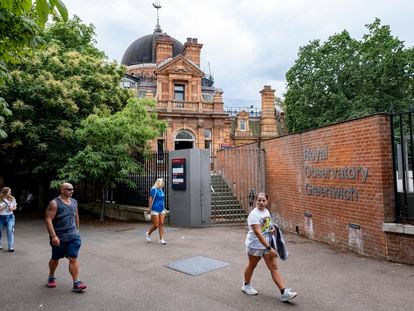 Visitors outside the Royal Greenwich Observatory in London (U.K.).