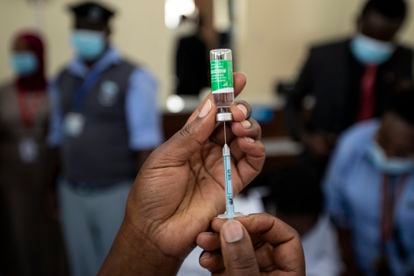 Una enfermera prepara una vacuna contra Covid-19 en Nairobi.