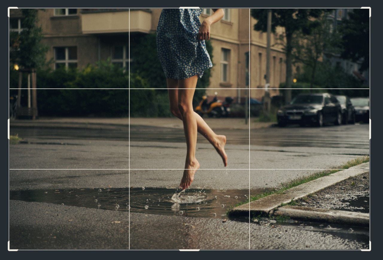 An image by director of photography Irene Cruz, showing the camera grid that marks what will be seen in a vertical and a horizontal video. 