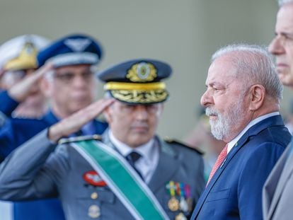 Lula, president of Brazil, with the heads of the Armed Forces on April 19 during the Army Day ceremony, in Brasília, in a photograph released by his team.