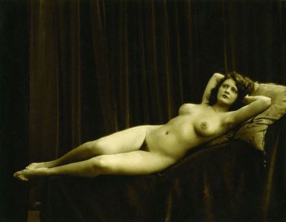 Clearly inspired by Goya’s painting ‛La maja desnuda,’ Joaquín Blez created this ‘Nude’ in 1920. A major pioneer of human body photography in Cuba, Blez traveled and worked in France, Germany and the United States, and was one of the founders of the Club Fotográfico de La Habana in the island’s capital, where he set up his studio.