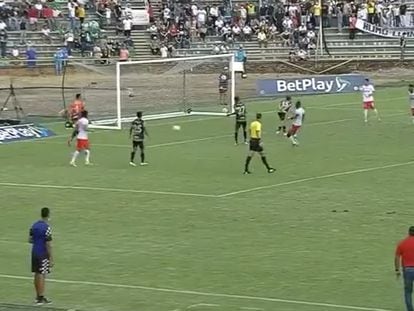 El momento en el que Unión Magdalena anota el segundo gol ante Llaneros (1-2) en un partido de la segunda división del fútbol colombiano