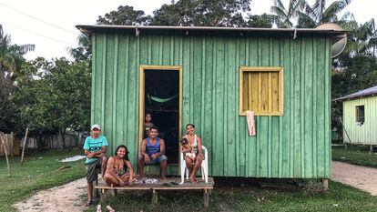 Residents of Punã in front of their home.