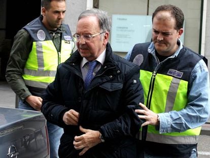 Manos Limpias head Miguel Bernad being arrested in Madrid on Friday.