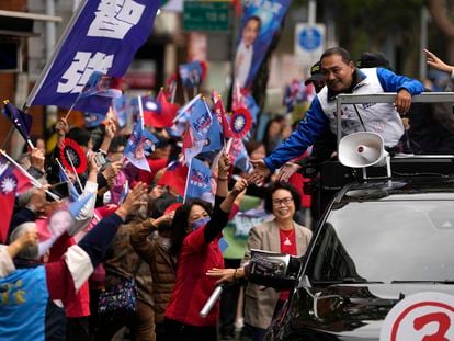 Taiwan Nationalist Party presidential candidate Hou Yu-ih waves to supporters from a motorcade as he tours a neighborhood in Taipei, Taiwan, on Tuesday.