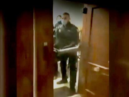 Footage of a police raid on an illegal party in Madrid on March 21 (Spanish audio).