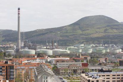 A view of the Petronor refinery from the center of Muskiz.