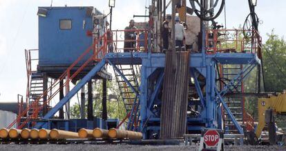A crew works on a gas drilling rig at a well site for shale-based natural gas in Zelienople, Pennsylvania. 