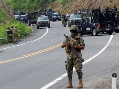 Federal agents and mexican army soldiers in Arteaga (Michoac&aacute;n).