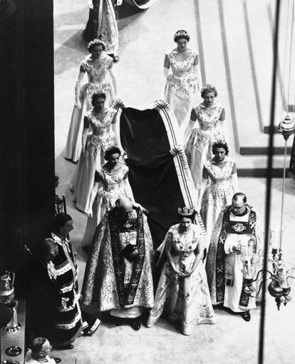 Elizabeth II, accompanied by her six Maids of Honor, a group of young ladies from high-ranking families, at the entrance to Westminster Abbey. 