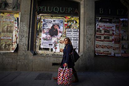 A woman walks past a closed store on Pez street, in the heart of the Malasaña neighborhood. In the last five years, an estimated 9,700 businesses have shut down in the capital alone – a rate of 160 a month. These stores had been employing around 25,000 people.