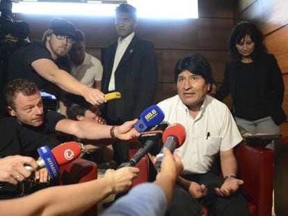 Bolivian President Evo Morales talks to journalists on July 3, 2013 at the airport of Schwechat, near Vienna.