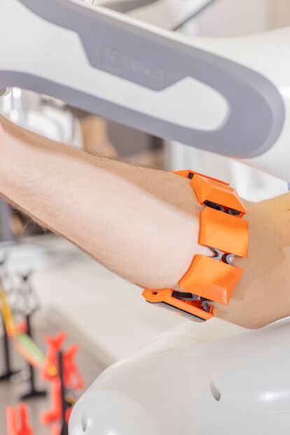 A wristband that, by means of sensors that send information to the robotic hand, enables the movement of a prosthesis by reading the movements of the forearm muscles.