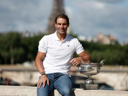 Nadal poses with the Musketeers Cup in front of the Eiffel Tower, this Monday in Paris.
