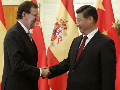 Spanish PM Rajoy greets Chinese President Xi Jinping.