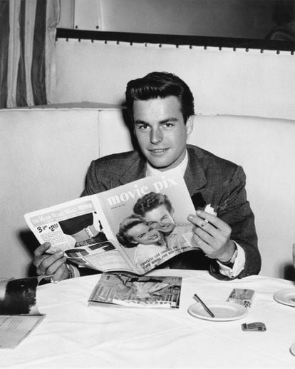 Robert Wagner holds the February 1954 issue of 'Movie Pix' magazine, which features him and actress Terry Moore on the cover.
