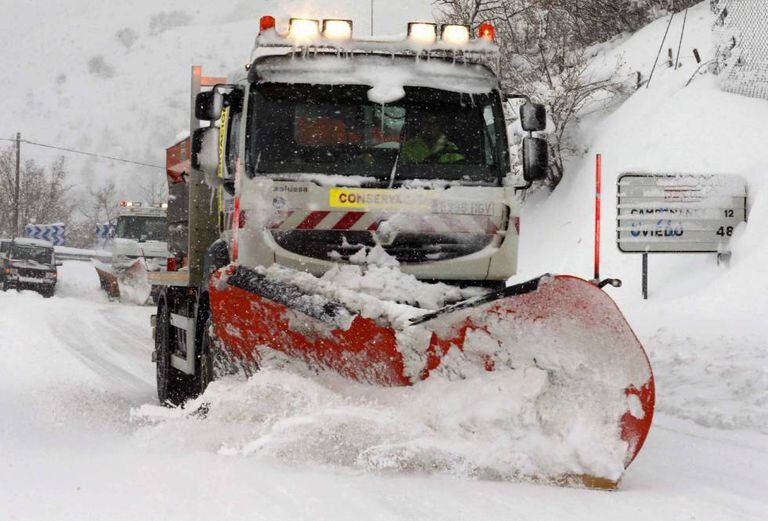 Snowplows at work in Pajares (Asturias).