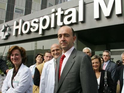 Manuel Lamela (center), now a private healthcare businessman, pictured in 2005 when he was head of the Madrid region&acute;s department.