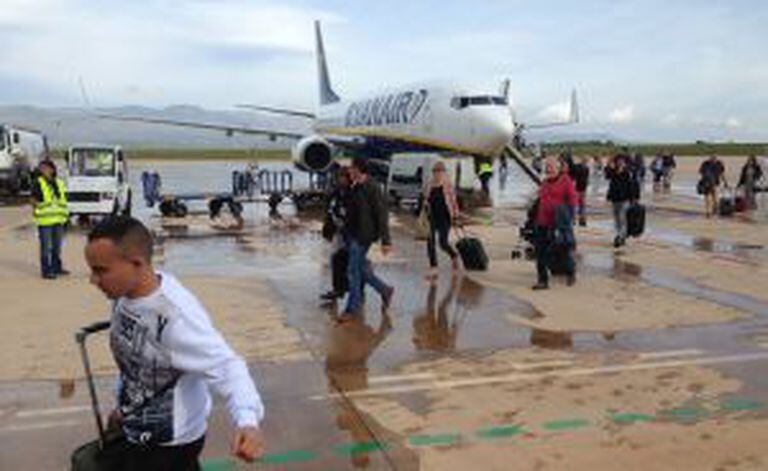 The first Ryanair flight lands at Castellón Airport.